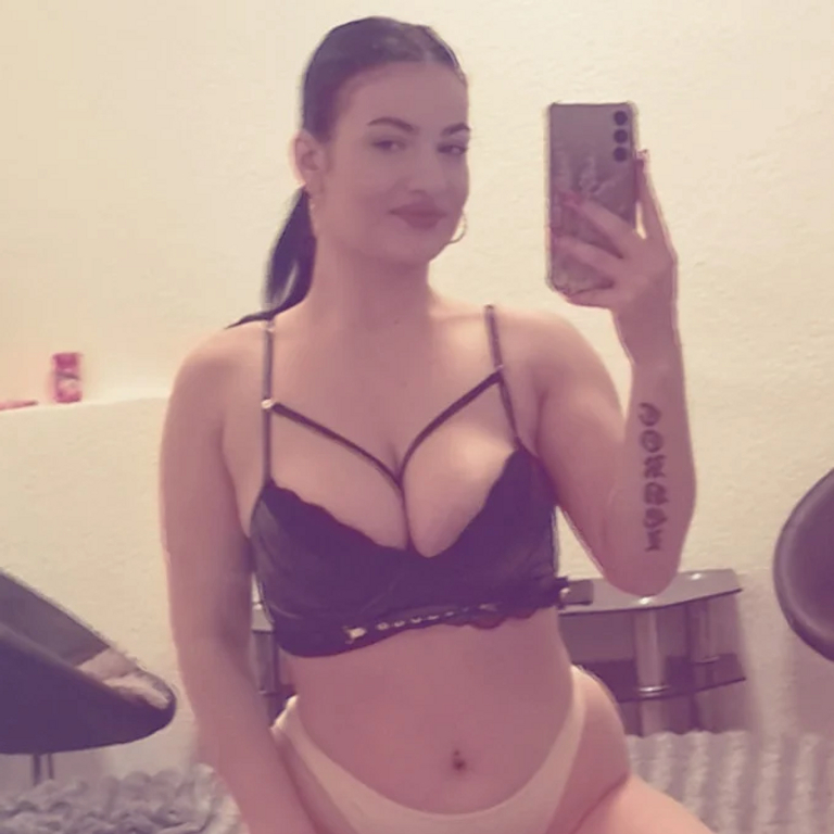 Alexandra - Studio 6