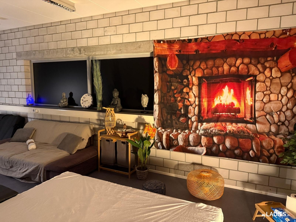 Masseurinnen im erotischen Bereich gesucht / Bild 1