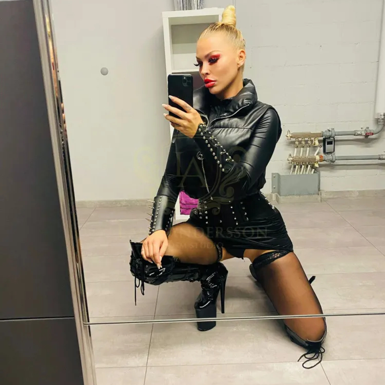 High-Class Domina Scorpia - Elite Mistress