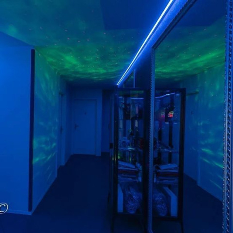 MAN LIKE GIRL — 8406 Winterthur