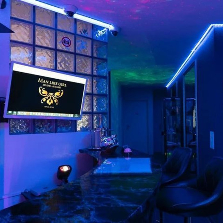 MAN LIKE GIRL — 8406 Winterthur