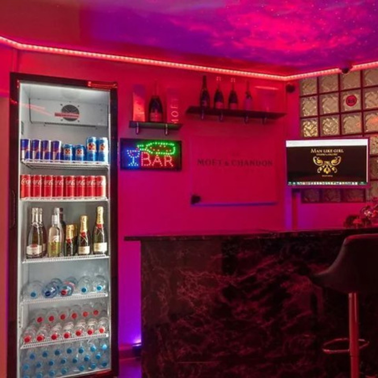 MAN LIKE GIRL — 8406 Winterthur