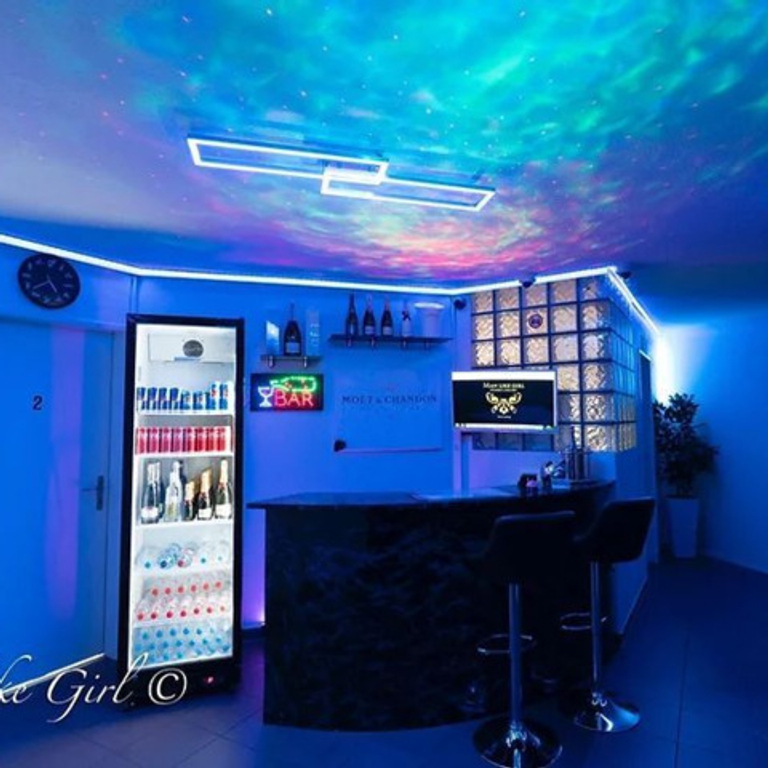 MAN LIKE GIRL — 8406 Winterthur