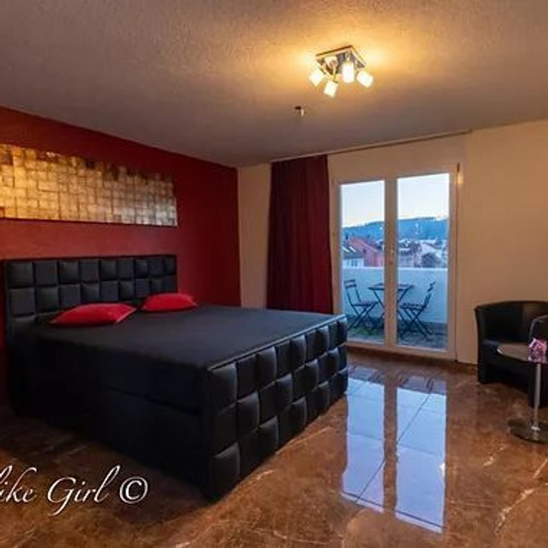 MAN LIKE GIRL — 8406 Winterthur