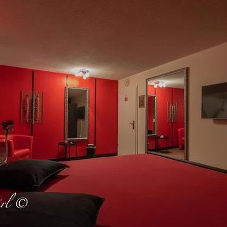 MAN LIKE GIRL — 8406 Winterthur