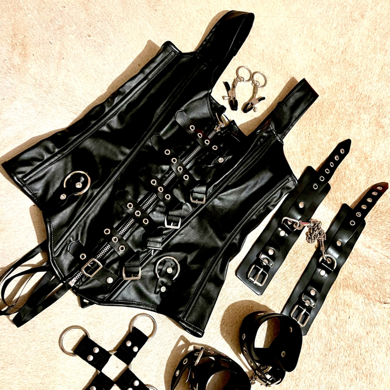 Bizarr Fee - Bizarr Fesseln BDSM