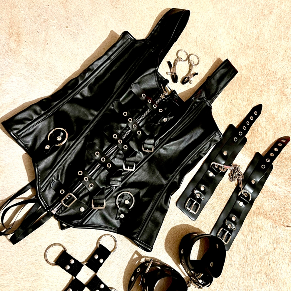 Image #25 from Bizarr Fee