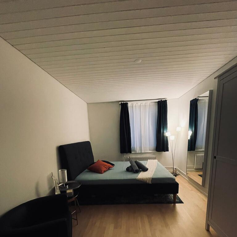 Zimmer / Rooms / Habitaciones in Muttenz BL