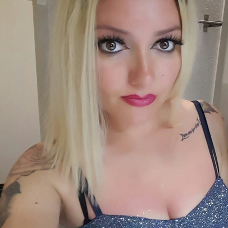 Mega scharfe Sexbombe - verwöhnt komplett