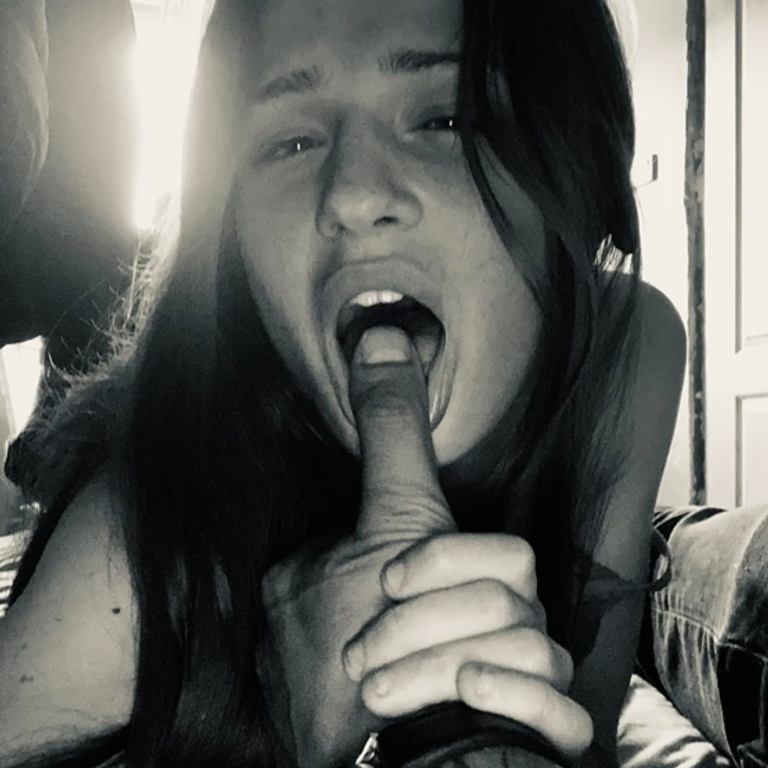 Emily - 🤪Muschi tropft💧💦☔