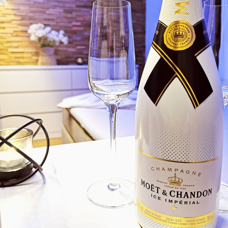 TOP  Rooms to RENT for erotical Service!