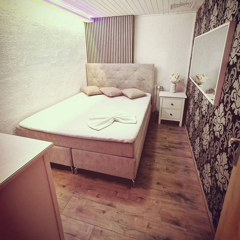 TOP  Rooms to RENT for erotical Service!