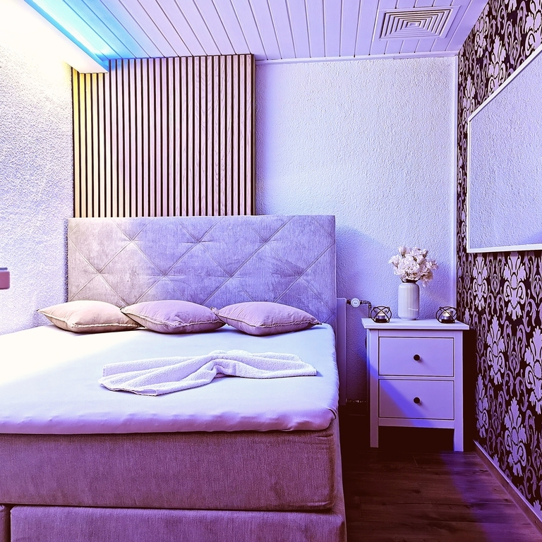 TOP  Rooms to RENT for erotical Service!