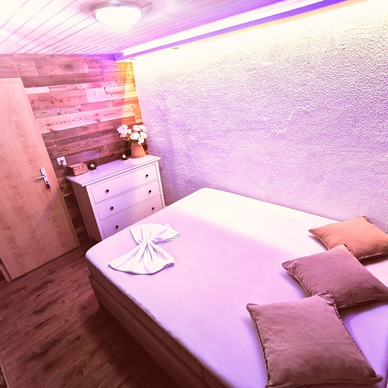 TOP  Rooms to RENT for erotical Service!