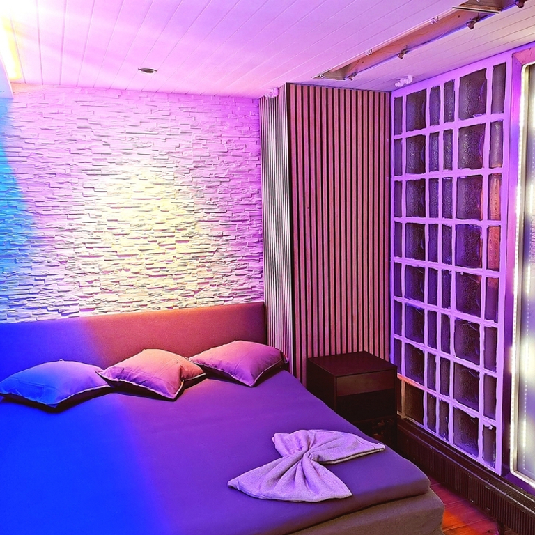 TOP  Rooms to RENT for erotical Service!