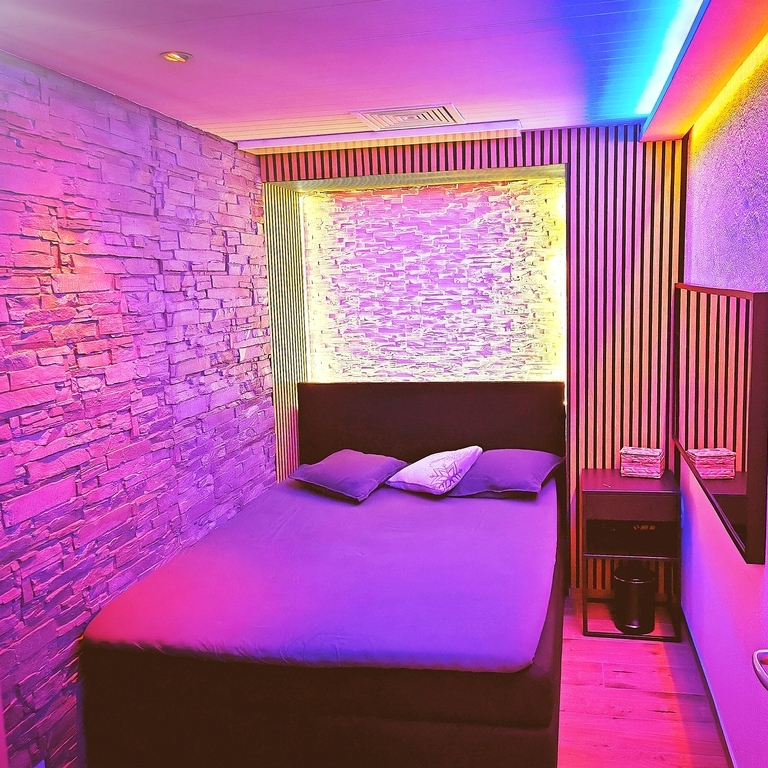 TOP  Rooms to RENT for erotical Service!