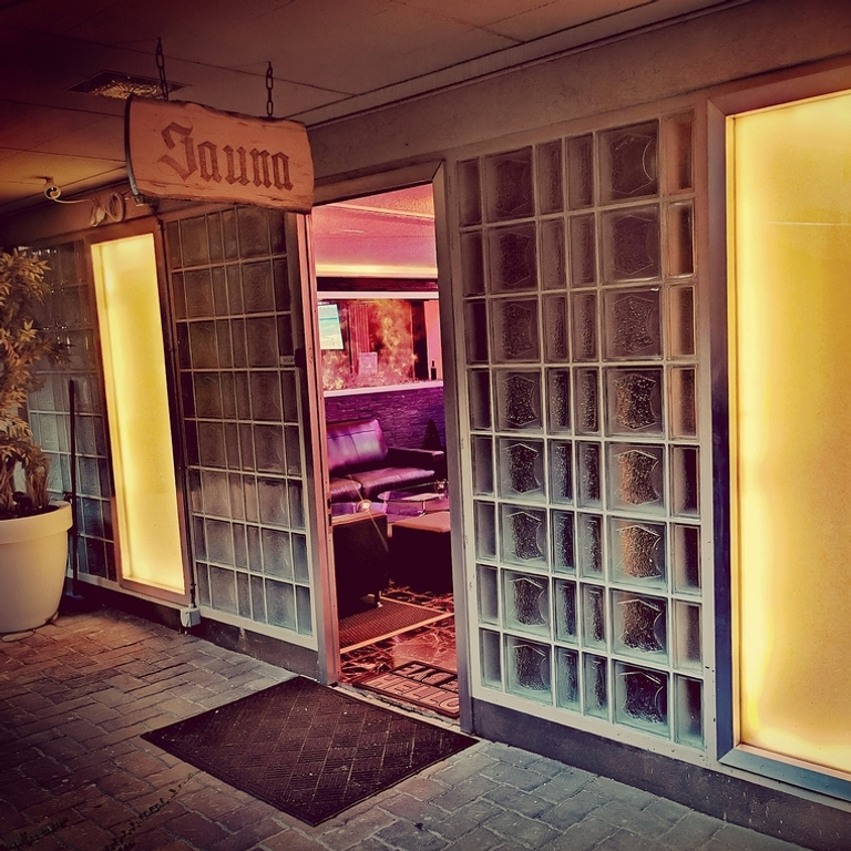 TOP  Rooms to RENT for erotical Service!