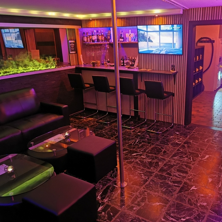 TOP  Rooms to RENT for erotical Service!