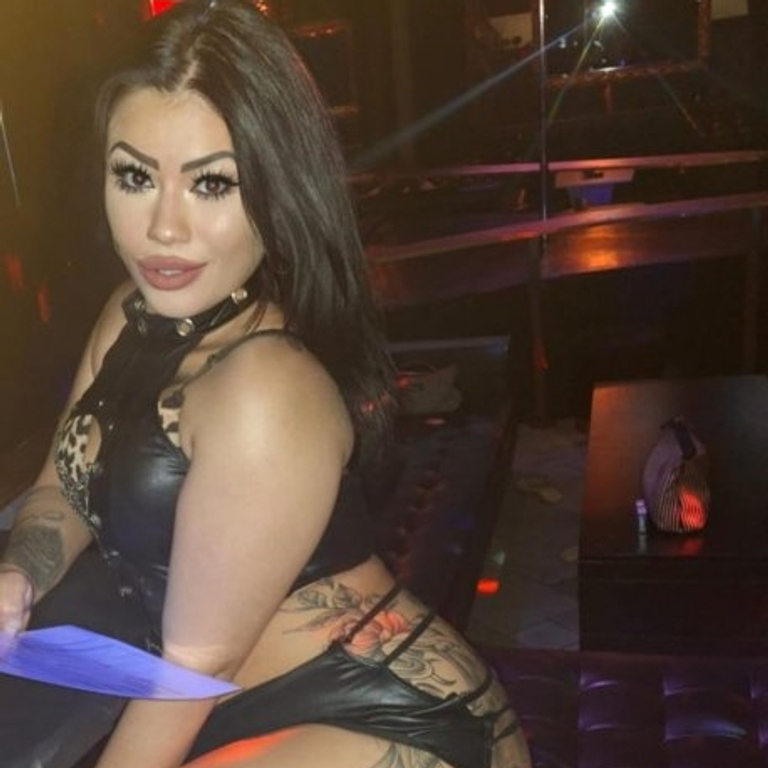 Zeynep - Teenyspalte schluckt